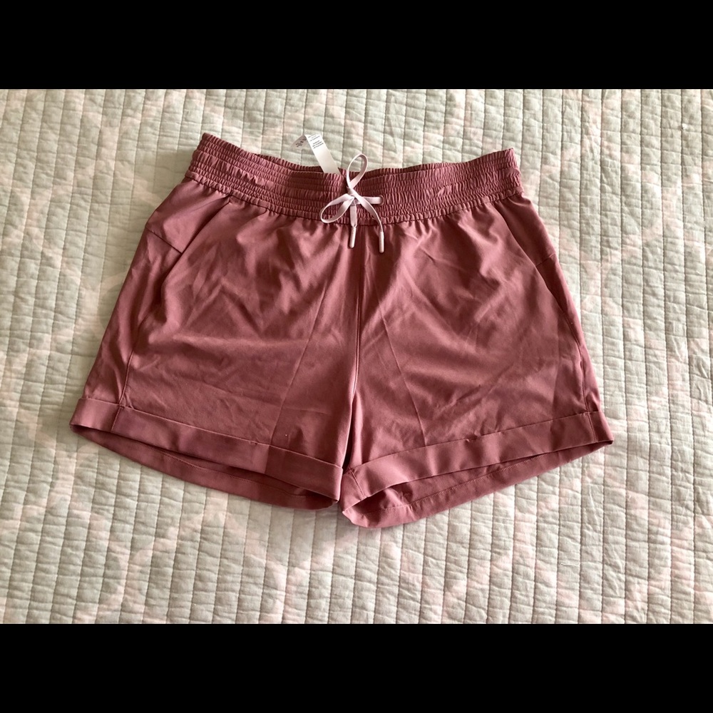 NWOT Lululemon Spring Breakaway Short
